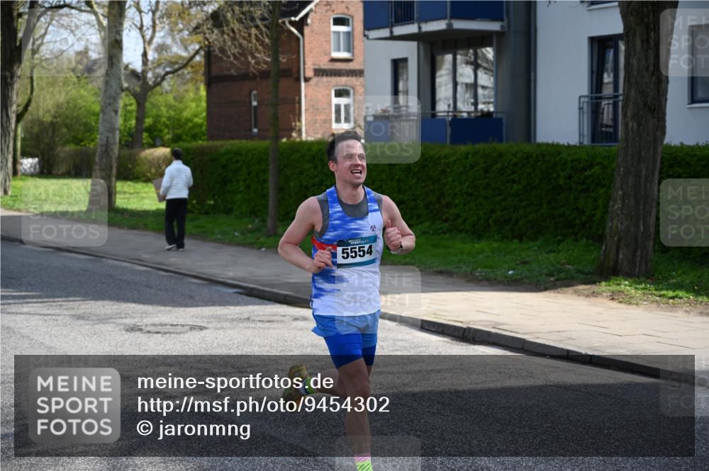 12.04.2026 - 45. Internationalen Wilhelmsburger Insellauf J. Mangold http://msf.ph/oto/9454302 12.04.2026 10:18:23 Ziel 3262, 5554, 4733, 4583, 4117, 3644, 2757 meine-sportfotos.de