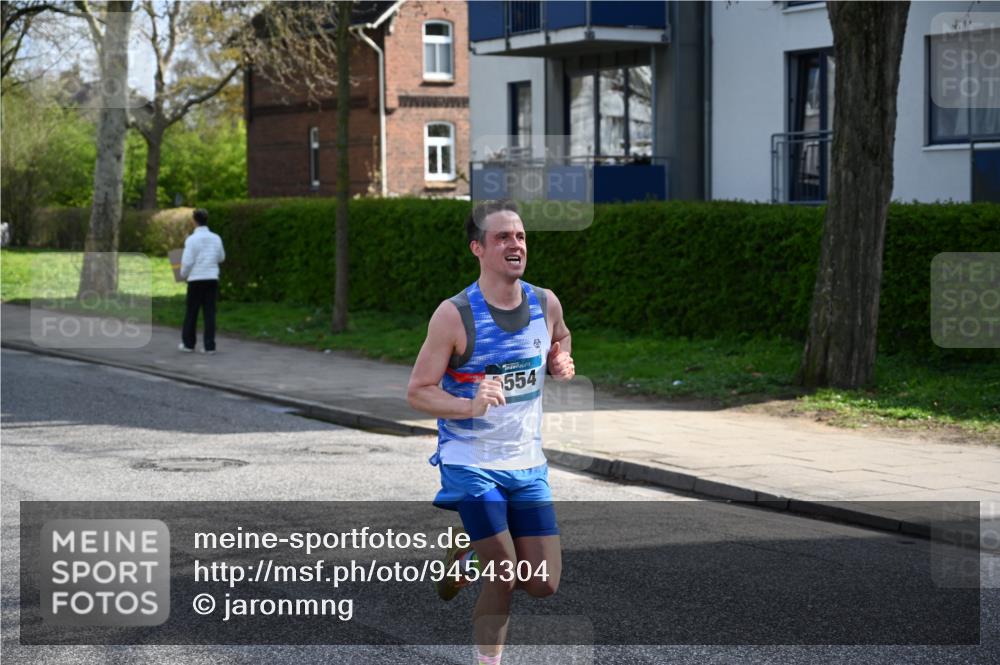 12.04.2026 - 45. Internationalen Wilhelmsburger Insellauf J. Mangold http://msf.ph/oto/9454304 12.04.2026 10:18:23 Ziel 3262, 5554, 4733, 4583, 4117, 3644, 2757 meine-sportfotos.de