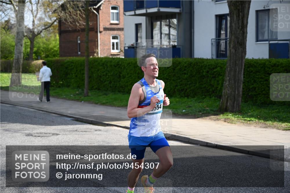 12.04.2026 - 45. Internationalen Wilhelmsburger Insellauf J. Mangold http://msf.ph/oto/9454307 12.04.2026 10:18:23 Ziel 3262, 5554, 4733, 4583, 4117, 3644, 2757 meine-sportfotos.de