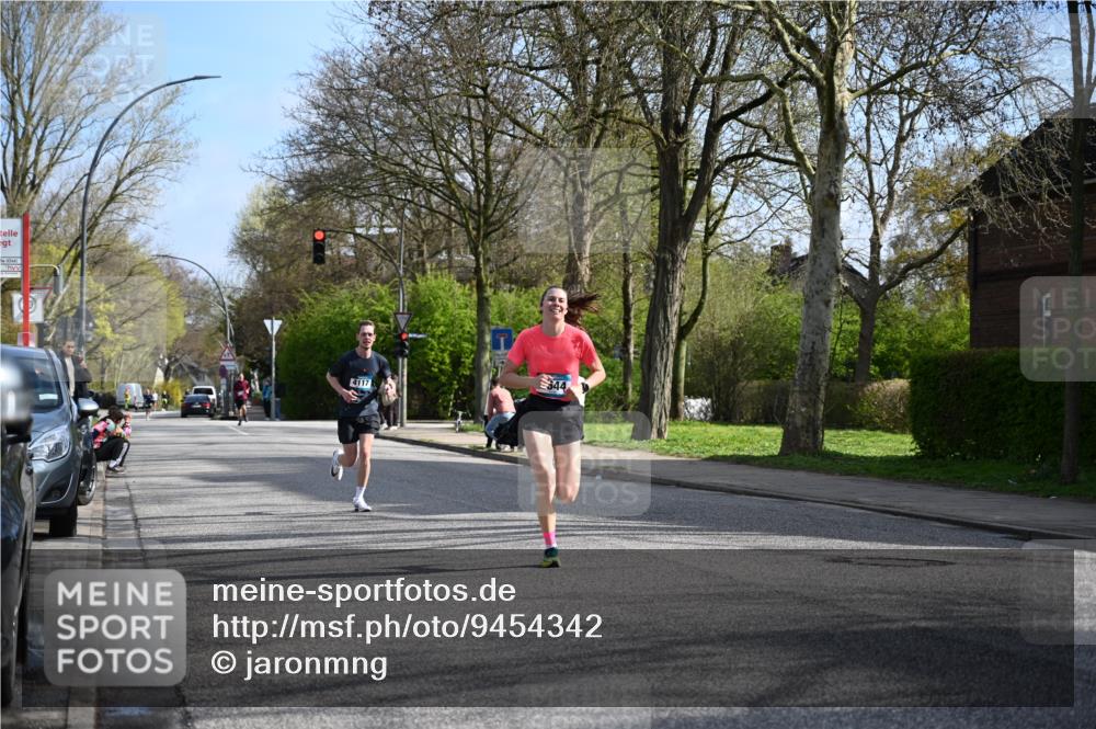 12.04.2026 - 45. Internationalen Wilhelmsburger Insellauf J. Mangold http://msf.ph/oto/9454342 12.04.2026 10:18:45 Ziel 4733, 4583, 4117, 3644, 2757, 5049, 2671, 2549, 3289, 5456, 2789 meine-sportfotos.de