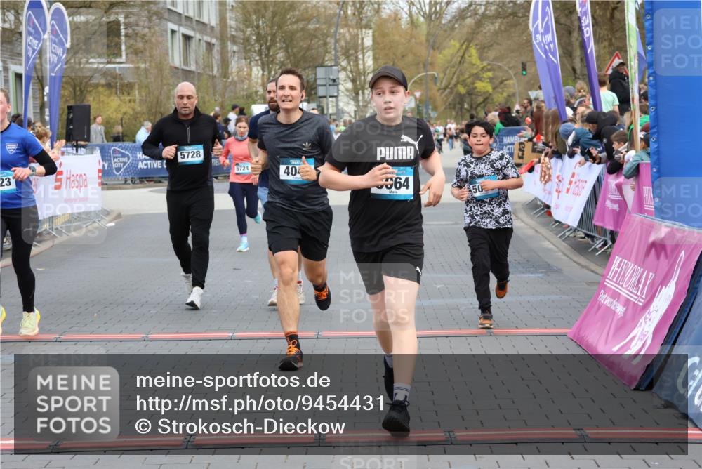 12.04.2026 - 45. Internationalen Wilhelmsburger Insellauf Strokosch-Dieckow http://msf.ph/oto/9454431 12.04.2026 13:04:59 Ziel 5064, 4048, 5423, 5066, 5458, 5728, 5724 meine-sportfotos.de