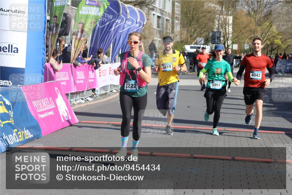 12.04.2026 - 45. Internationalen Wilhelmsburger Insellauf Strokosch-Dieckow http://msf.ph/oto/9454434 12.04.2026 10:42:34 Ziel 4615, 2222, 3419, 4042, 3991 meine-sportfotos.de