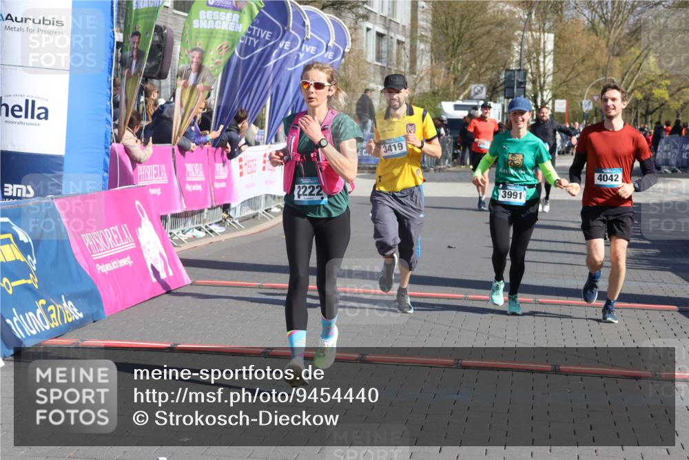 12.04.2026 - 45. Internationalen Wilhelmsburger Insellauf Strokosch-Dieckow http://msf.ph/oto/9454440 12.04.2026 10:42:34 Ziel 4615, 2222, 3419, 4042, 3991 meine-sportfotos.de