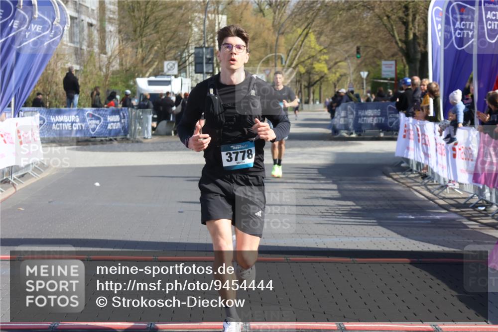 12.04.2026 - 45. Internationalen Wilhelmsburger Insellauf Strokosch-Dieckow http://msf.ph/oto/9454444 12.04.2026 10:29:43 Ziel 3778 meine-sportfotos.de