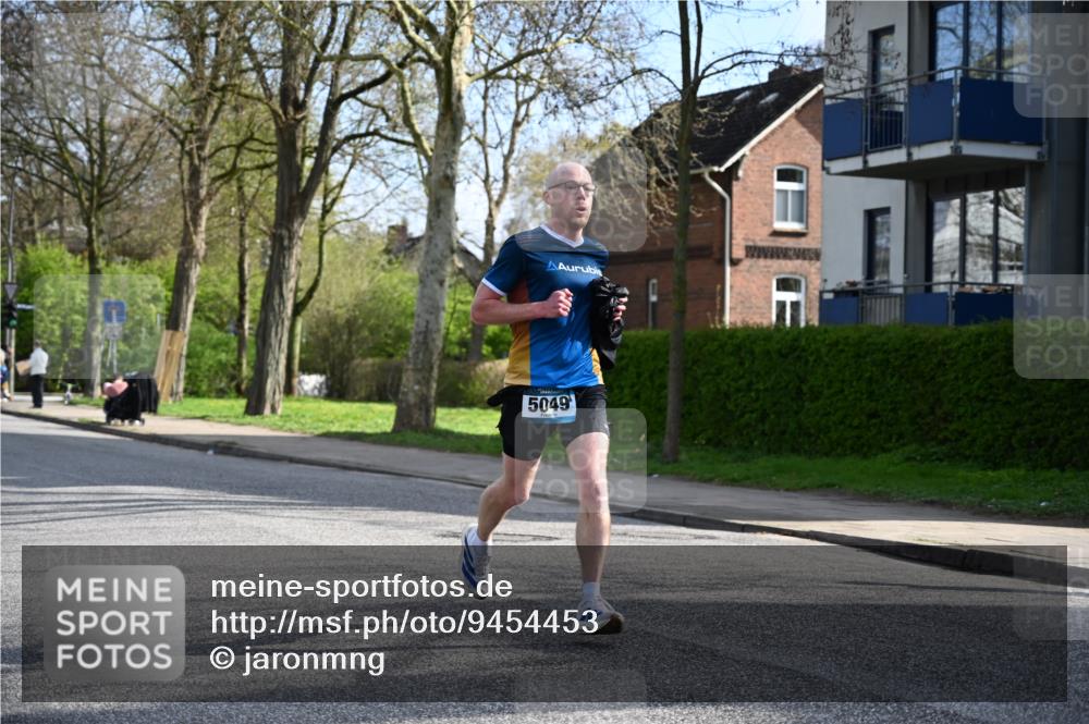 12.04.2026 - 45. Internationalen Wilhelmsburger Insellauf J. Mangold http://msf.ph/oto/9454453 12.04.2026 10:19:12 Ziel 5049, 2671, 2549, 3289, 5456, 2789, 5652, 5652, 3976 meine-sportfotos.de