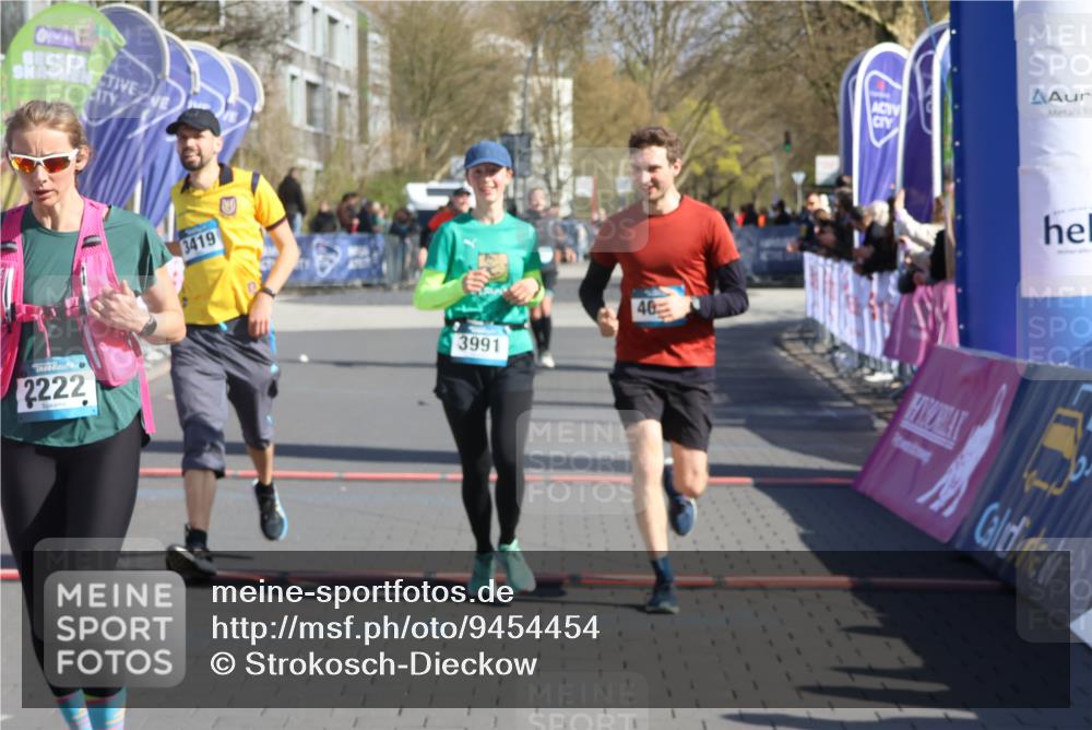 12.04.2026 - 45. Internationalen Wilhelmsburger Insellauf Strokosch-Dieckow http://msf.ph/oto/9454454 12.04.2026 10:42:35 Ziel 2222, 3419, 4042, 3991 meine-sportfotos.de