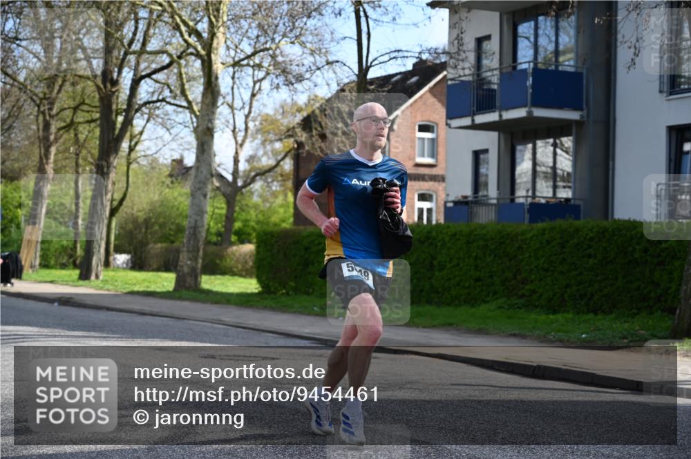 12.04.2026 - 45. Internationalen Wilhelmsburger Insellauf J. Mangold http://msf.ph/oto/9454461 12.04.2026 10:19:12 Ziel 5049, 2671, 2549, 3289, 5456, 2789, 5652, 5652, 3976 meine-sportfotos.de