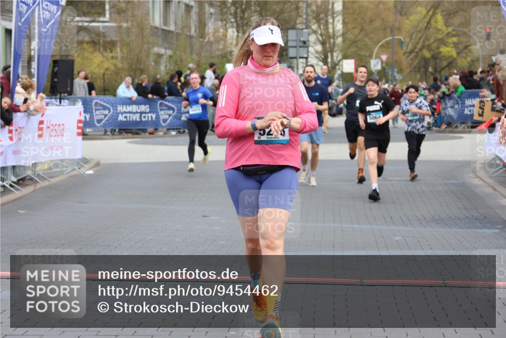 12.04.2026 - 45. Internationalen Wilhelmsburger Insellauf Strokosch-Dieckow http://msf.ph/oto/9454462 12.04.2026 13:04:54 Ziel 5248, 5064 meine-sportfotos.de