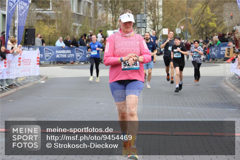 12.04.2026 - 45. Internationalen Wilhelmsburger Insellauf Strokosch-Dieckow http://msf.ph/oto/9454469 12.04.2026 13:04:54 Ziel 5248, 5064 meine-sportfotos.de