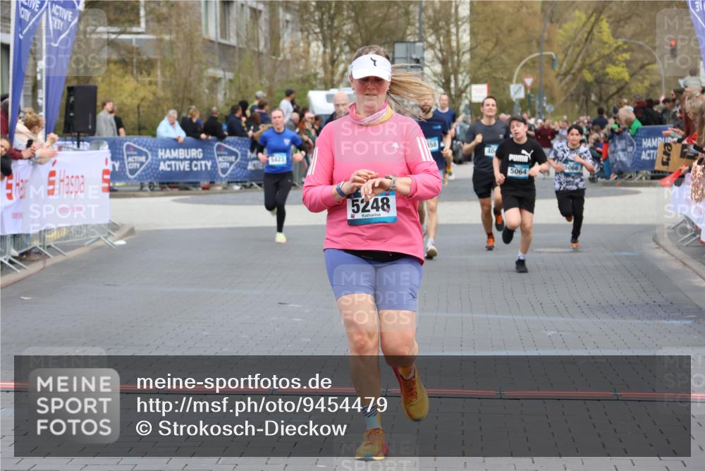 12.04.2026 - 45. Internationalen Wilhelmsburger Insellauf Strokosch-Dieckow http://msf.ph/oto/9454479 12.04.2026 13:04:54 Ziel 5248, 5064 meine-sportfotos.de