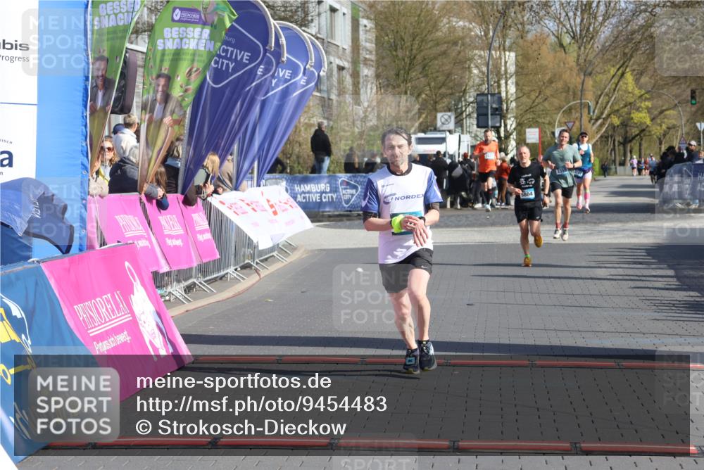 12.04.2026 - 45. Internationalen Wilhelmsburger Insellauf Strokosch-Dieckow http://msf.ph/oto/9454483 12.04.2026 10:29:51 Ziel 4975, 4027 meine-sportfotos.de