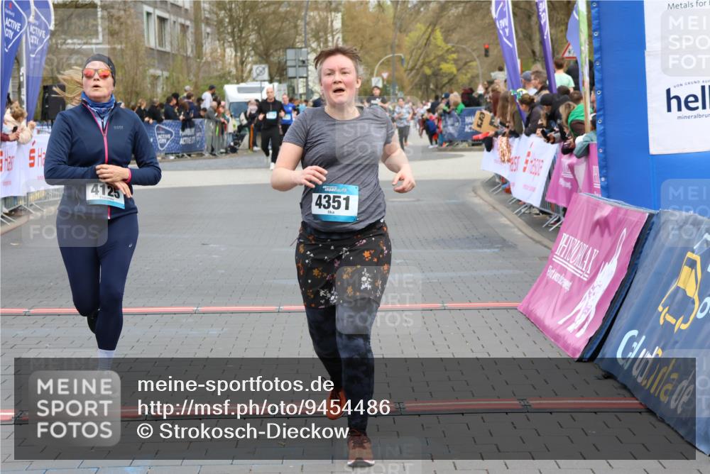12.04.2026 - 45. Internationalen Wilhelmsburger Insellauf Strokosch-Dieckow http://msf.ph/oto/9454486 12.04.2026 13:04:49 Ziel 4951, 4115, 4351, 4125 meine-sportfotos.de