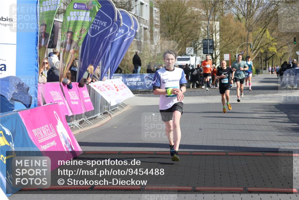 12.04.2026 - 45. Internationalen Wilhelmsburger Insellauf Strokosch-Dieckow http://msf.ph/oto/9454488 12.04.2026 10:29:51 Ziel 4975, 4027 meine-sportfotos.de
