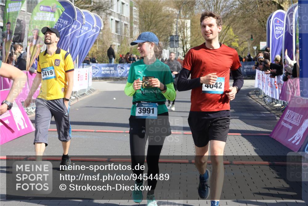 12.04.2026 - 45. Internationalen Wilhelmsburger Insellauf Strokosch-Dieckow http://msf.ph/oto/9454489 12.04.2026 10:42:36 Ziel 2222, 3419, 4042, 3991, 2262, 2263 meine-sportfotos.de