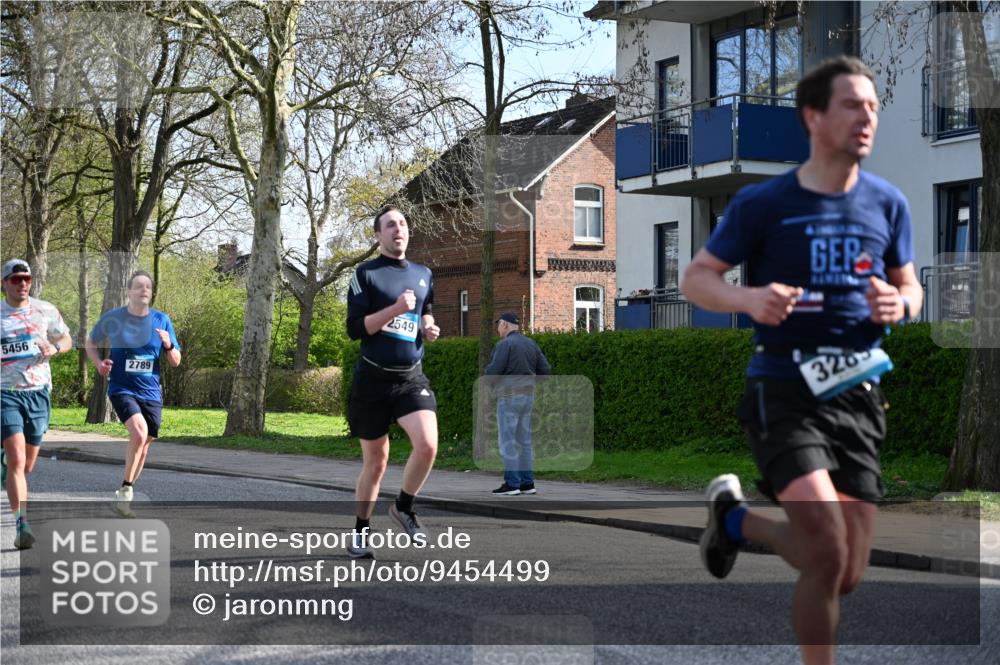 12.04.2026 - 45. Internationalen Wilhelmsburger Insellauf J. Mangold http://msf.ph/oto/9454499 12.04.2026 10:19:28 Ziel 2671, 2549, 3289, 5456, 2789, 5652, 3976, 4162, 4162 meine-sportfotos.de