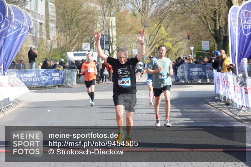 12.04.2026 - 45. Internationalen Wilhelmsburger Insellauf Strokosch-Dieckow http://msf.ph/oto/9454505 12.04.2026 10:29:55 Ziel 4027, 5804, 3355 meine-sportfotos.de