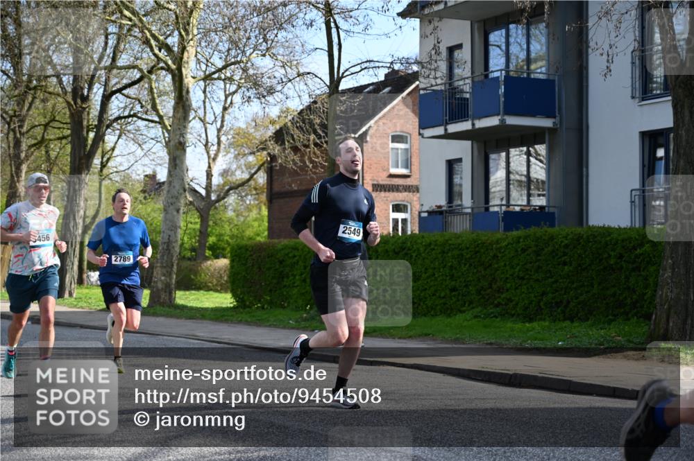 12.04.2026 - 45. Internationalen Wilhelmsburger Insellauf J. Mangold http://msf.ph/oto/9454508 12.04.2026 10:19:28 Ziel 2671, 2549, 3289, 5456, 2789, 5652, 3976, 4162, 4162 meine-sportfotos.de