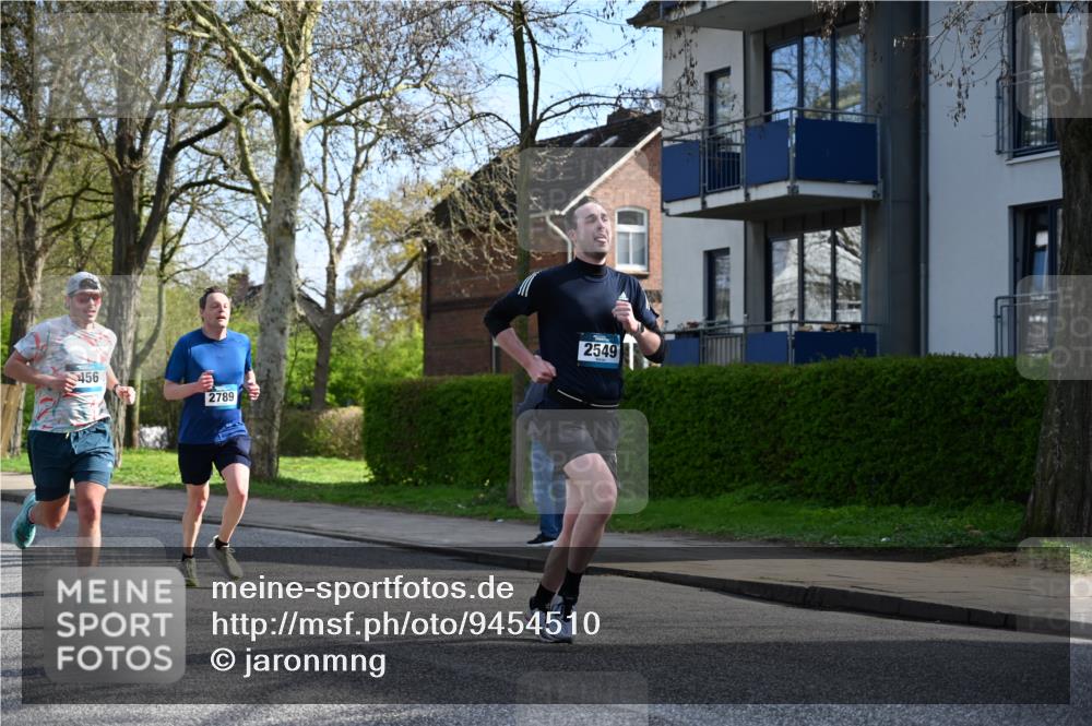 12.04.2026 - 45. Internationalen Wilhelmsburger Insellauf J. Mangold http://msf.ph/oto/9454510 12.04.2026 10:19:28 Ziel 2671, 2549, 3289, 5456, 2789, 5652, 3976, 4162, 4162 meine-sportfotos.de