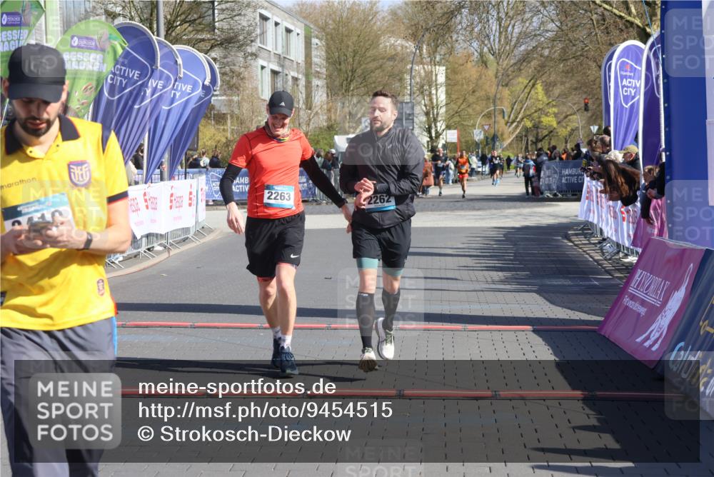 12.04.2026 - 45. Internationalen Wilhelmsburger Insellauf Strokosch-Dieckow http://msf.ph/oto/9454515 12.04.2026 10:42:40 Ziel 2262, 2263 meine-sportfotos.de