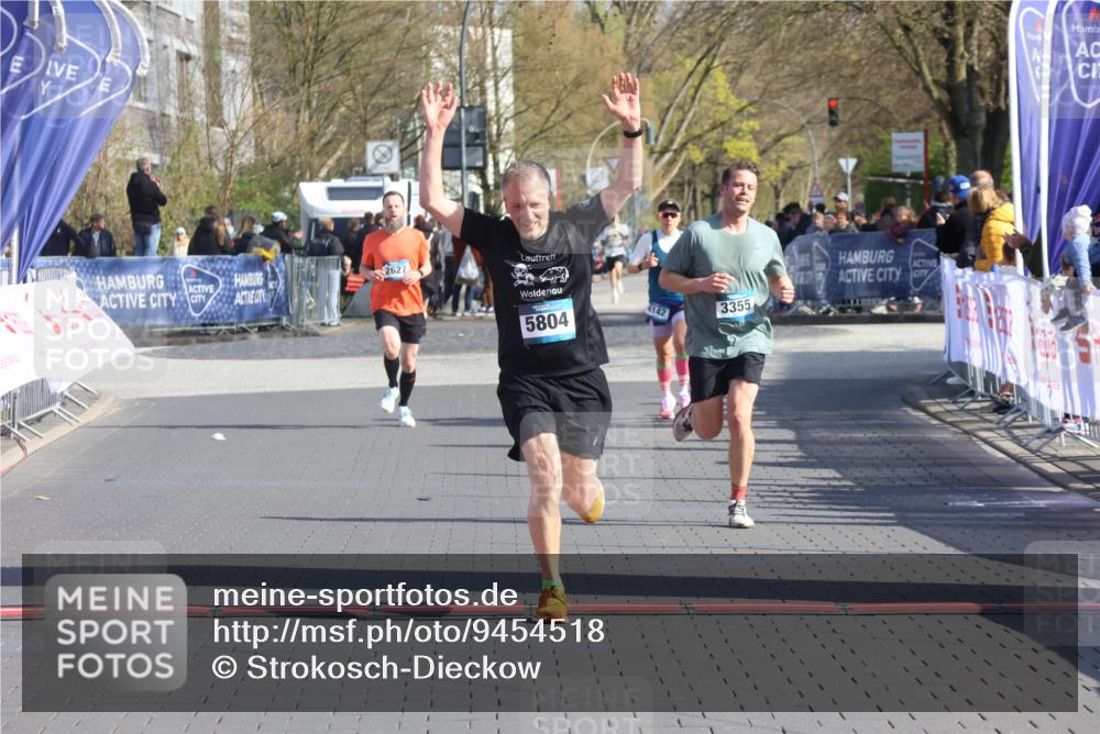 12.04.2026 - 45. Internationalen Wilhelmsburger Insellauf Strokosch-Dieckow http://msf.ph/oto/9454518 12.04.2026 10:29:55 Ziel 4027, 5804, 3355 meine-sportfotos.de