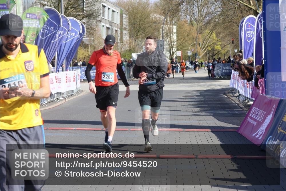 12.04.2026 - 45. Internationalen Wilhelmsburger Insellauf Strokosch-Dieckow http://msf.ph/oto/9454520 12.04.2026 10:42:40 Ziel 2262, 2263 meine-sportfotos.de