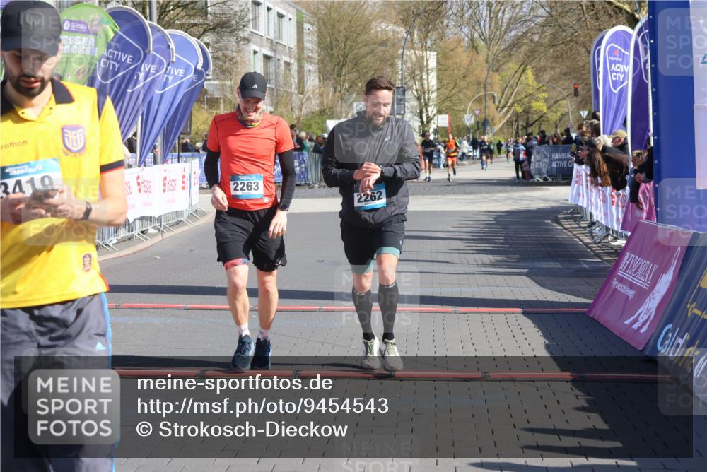 12.04.2026 - 45. Internationalen Wilhelmsburger Insellauf Strokosch-Dieckow http://msf.ph/oto/9454543 12.04.2026 10:42:40 Ziel 2262, 2263 meine-sportfotos.de