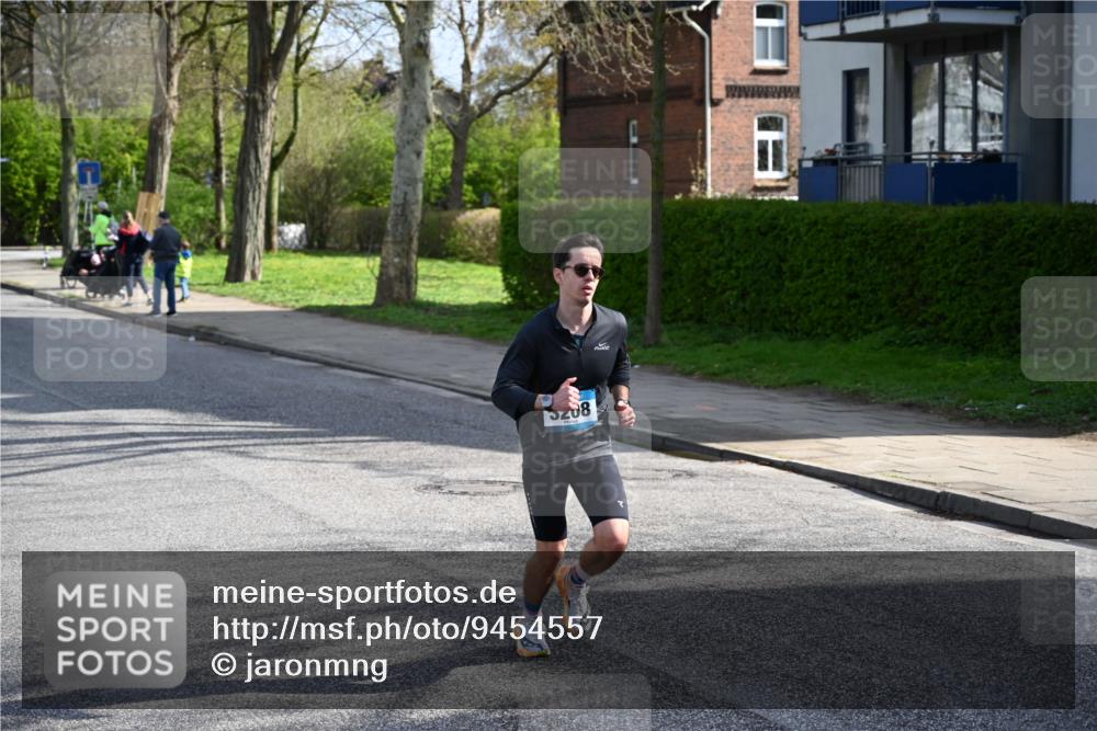12.04.2026 - 45. Internationalen Wilhelmsburger Insellauf J. Mangold http://msf.ph/oto/9454557 12.04.2026 10:20:52 Ziel 3134, 3208, 2212, 4003, 5591, 2127, 3099, 3099 meine-sportfotos.de