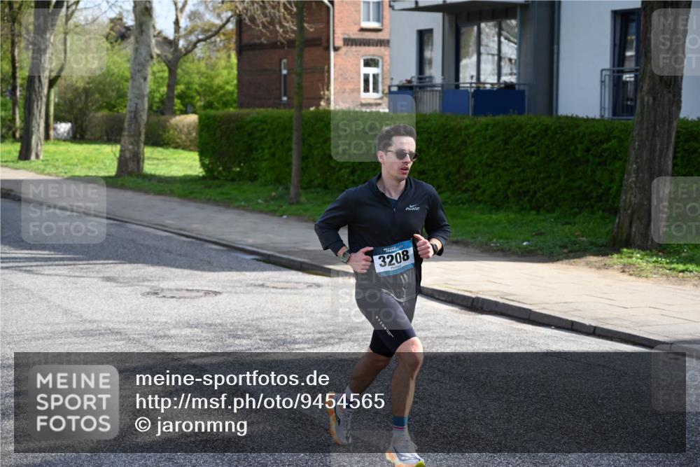 12.04.2026 - 45. Internationalen Wilhelmsburger Insellauf J. Mangold http://msf.ph/oto/9454565 12.04.2026 10:20:52 Ziel 3134, 3208, 2212, 4003, 5591, 2127, 3099, 3099 meine-sportfotos.de