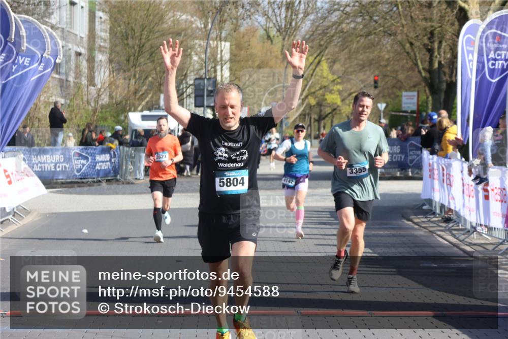12.04.2026 - 45. Internationalen Wilhelmsburger Insellauf Strokosch-Dieckow http://msf.ph/oto/9454588 12.04.2026 10:29:56 Ziel 4027, 5804, 3355, 4142, 2627 meine-sportfotos.de