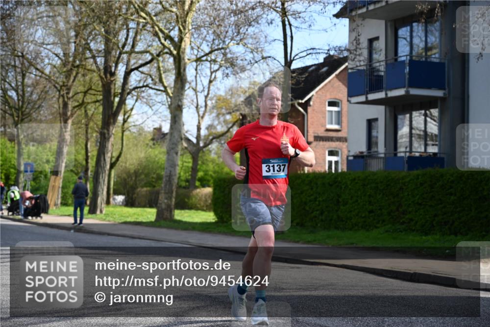 12.04.2026 - 45. Internationalen Wilhelmsburger Insellauf J. Mangold http://msf.ph/oto/9454624 12.04.2026 10:21:49 Ziel 3137, 3930, 3317, 3771, 2010, 3053, 4694, 5507 meine-sportfotos.de