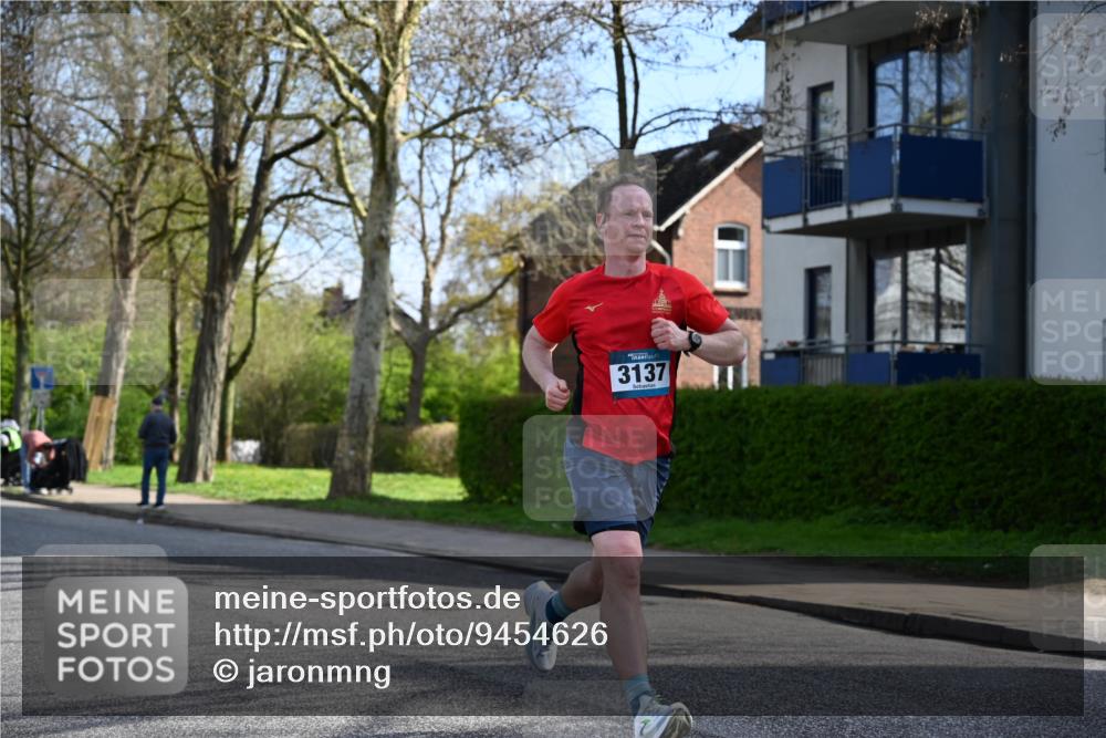 12.04.2026 - 45. Internationalen Wilhelmsburger Insellauf J. Mangold http://msf.ph/oto/9454626 12.04.2026 10:21:49 Ziel 3137, 3930, 3317, 3771, 2010, 3053, 4694, 5507 meine-sportfotos.de