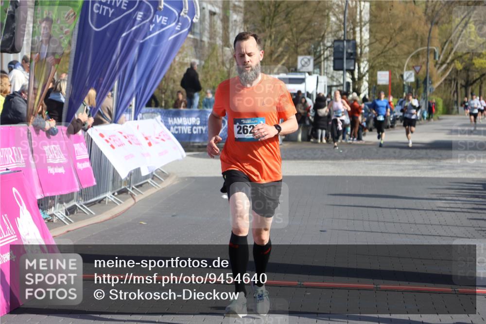 12.04.2026 - 45. Internationalen Wilhelmsburger Insellauf Strokosch-Dieckow http://msf.ph/oto/9454640 12.04.2026 10:30:00 Ziel 5804, 3355, 4142, 2627 meine-sportfotos.de