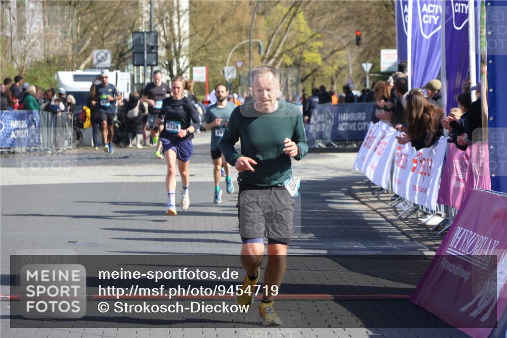 12.04.2026 - 45. Internationalen Wilhelmsburger Insellauf Strokosch-Dieckow http://msf.ph/oto/9454719 12.04.2026 10:43:09 Ziel 5273 meine-sportfotos.de