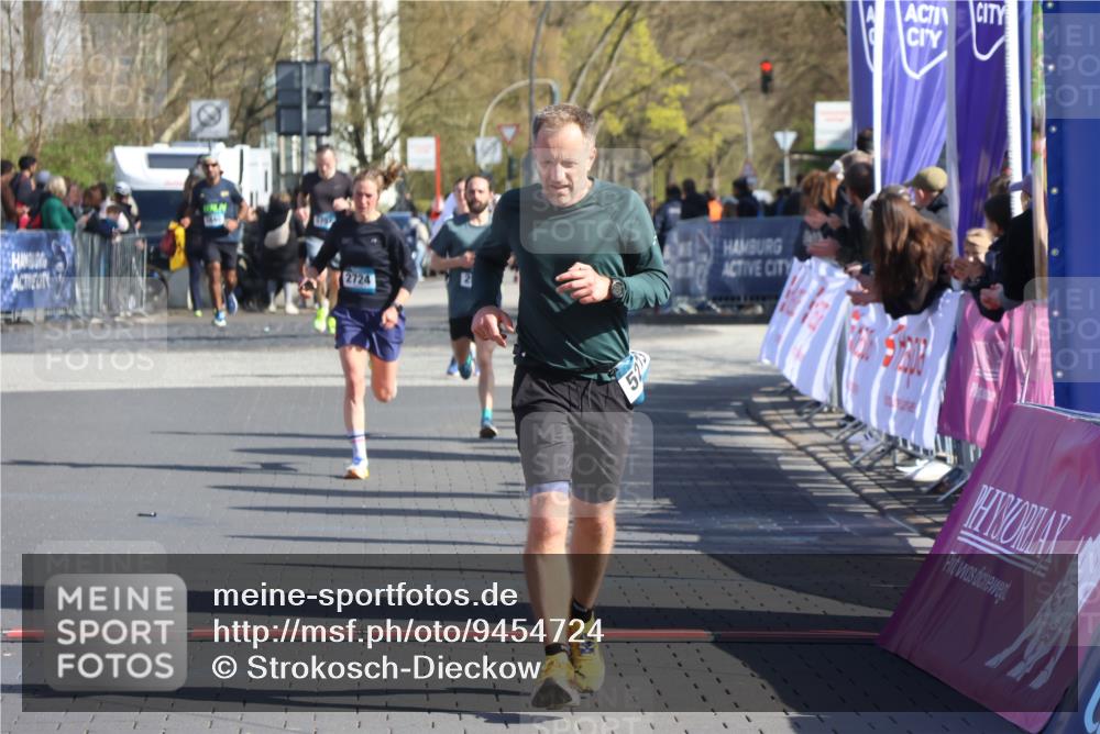 12.04.2026 - 45. Internationalen Wilhelmsburger Insellauf Strokosch-Dieckow http://msf.ph/oto/9454724 12.04.2026 10:43:09 Ziel 5273 meine-sportfotos.de