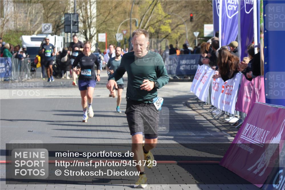 12.04.2026 - 45. Internationalen Wilhelmsburger Insellauf Strokosch-Dieckow http://msf.ph/oto/9454729 12.04.2026 10:43:09 Ziel 5273 meine-sportfotos.de