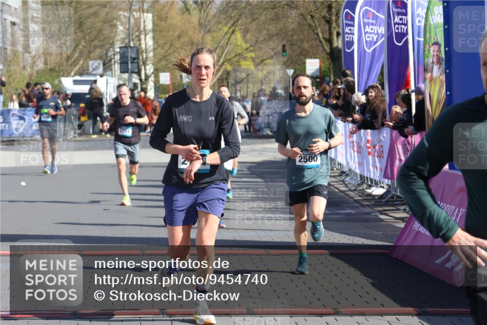 12.04.2026 - 45. Internationalen Wilhelmsburger Insellauf Strokosch-Dieckow http://msf.ph/oto/9454740 12.04.2026 10:43:14 Ziel 2724, 2500, 3021, 5751 meine-sportfotos.de