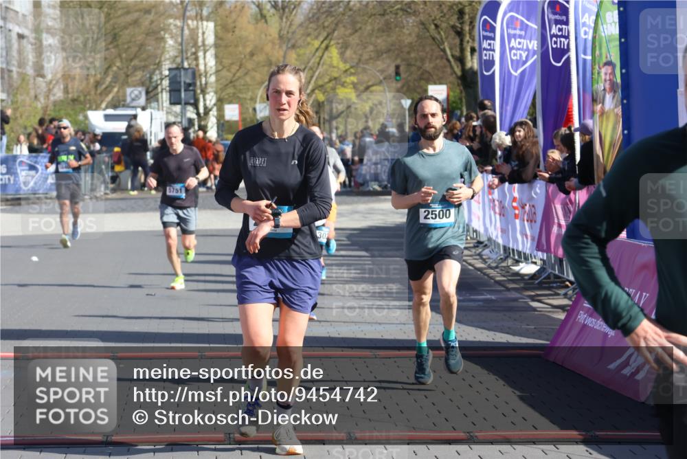 12.04.2026 - 45. Internationalen Wilhelmsburger Insellauf Strokosch-Dieckow http://msf.ph/oto/9454742 12.04.2026 10:43:14 Ziel 2724, 2500, 3021, 5751 meine-sportfotos.de