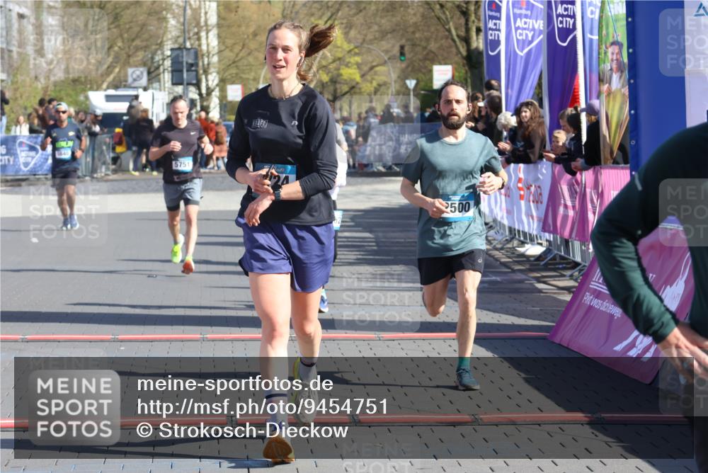 12.04.2026 - 45. Internationalen Wilhelmsburger Insellauf Strokosch-Dieckow http://msf.ph/oto/9454751 12.04.2026 10:43:14 Ziel 2724, 2500, 3021, 5751 meine-sportfotos.de