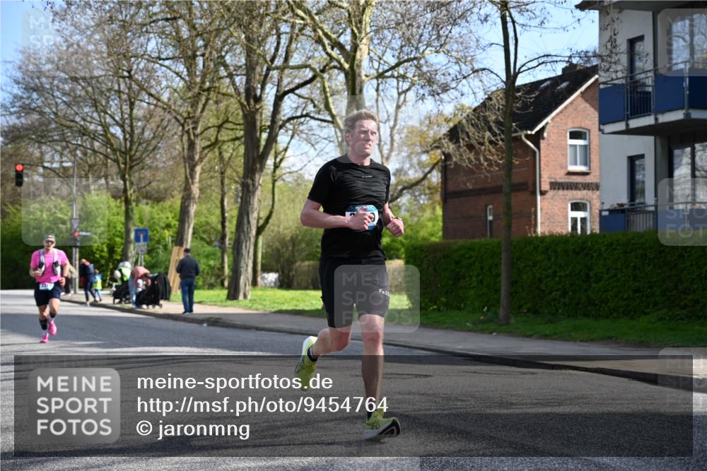 12.04.2026 - 45. Internationalen Wilhelmsburger Insellauf J. Mangold http://msf.ph/oto/9454764 12.04.2026 10:21:54 Ziel 3137, 3930, 3317, 3771, 2010, 3053, 4694, 5507, 5561 meine-sportfotos.de