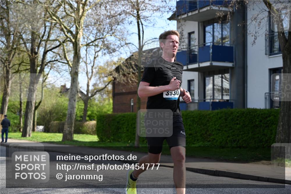 12.04.2026 - 45. Internationalen Wilhelmsburger Insellauf J. Mangold http://msf.ph/oto/9454777 12.04.2026 10:21:55 Ziel 3137, 3930, 3317, 3771, 2010, 3053, 4694, 5507, 5561 meine-sportfotos.de