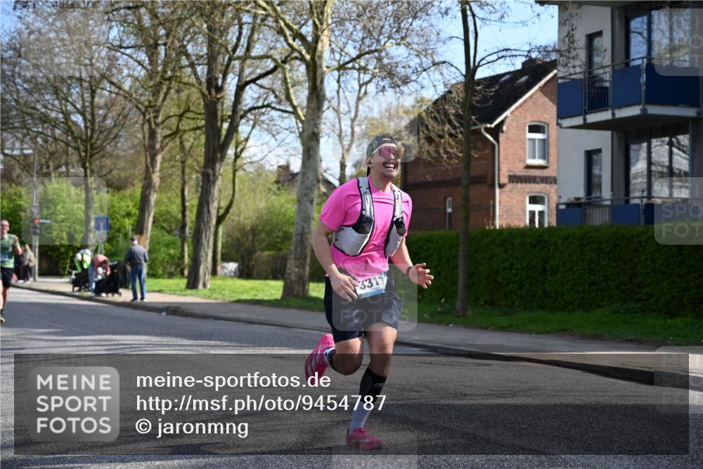 12.04.2026 - 45. Internationalen Wilhelmsburger Insellauf J. Mangold http://msf.ph/oto/9454787 12.04.2026 10:21:58 Ziel 3930, 3317, 3771, 2010, 3053, 4694, 5507, 5561, 3963 meine-sportfotos.de
