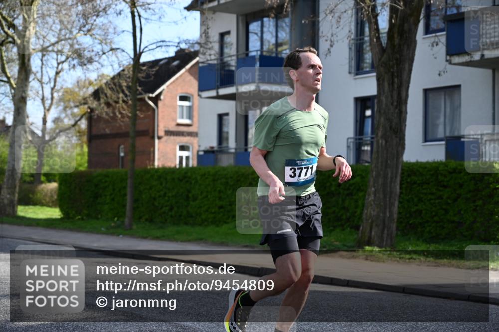 12.04.2026 - 45. Internationalen Wilhelmsburger Insellauf J. Mangold http://msf.ph/oto/9454809 12.04.2026 10:22:03 Ziel 3930, 3317, 3771, 2010, 3053, 4694, 3053, 4694, 5507, 5561, 5561, 3963, 5271 meine-sportfotos.de