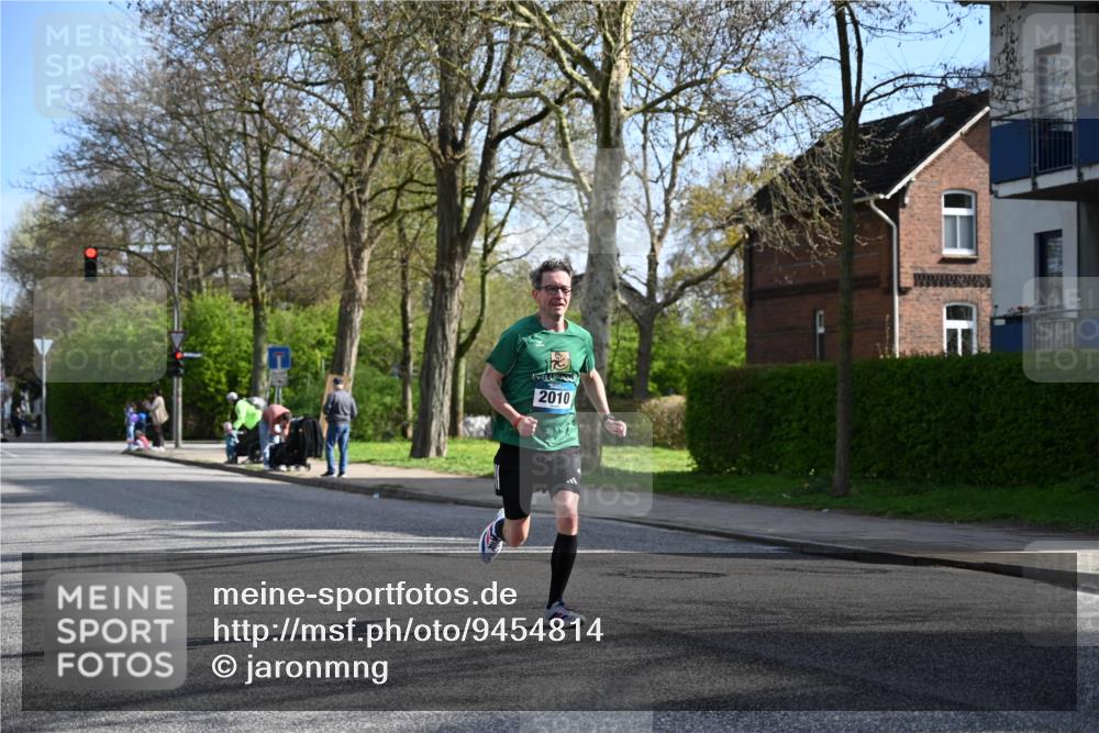 12.04.2026 - 45. Internationalen Wilhelmsburger Insellauf J. Mangold http://msf.ph/oto/9454814 12.04.2026 10:22:06 Ziel 3317, 3771, 2010, 3053, 4694, 5507, 5561, 3963, 5271 meine-sportfotos.de