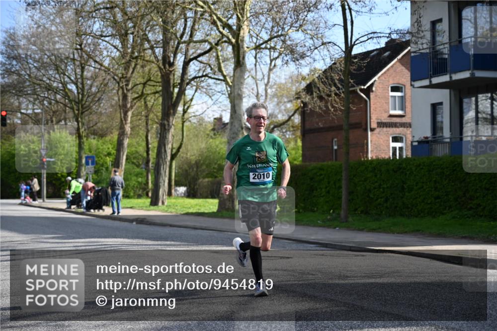 12.04.2026 - 45. Internationalen Wilhelmsburger Insellauf J. Mangold http://msf.ph/oto/9454819 12.04.2026 10:22:06 Ziel 3317, 3771, 2010, 3053, 4694, 5507, 5561, 3963, 5271 meine-sportfotos.de