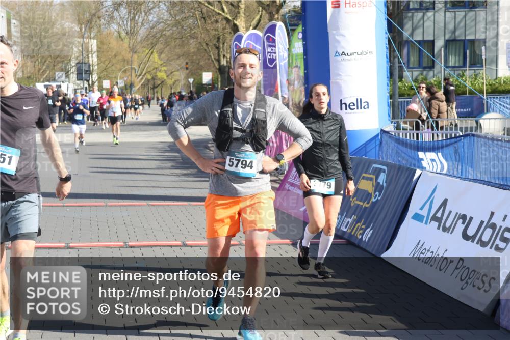 12.04.2026 - 45. Internationalen Wilhelmsburger Insellauf Strokosch-Dieckow http://msf.ph/oto/9454820 12.04.2026 10:43:22 Ziel 5751, 5794, 3779, 5840 meine-sportfotos.de