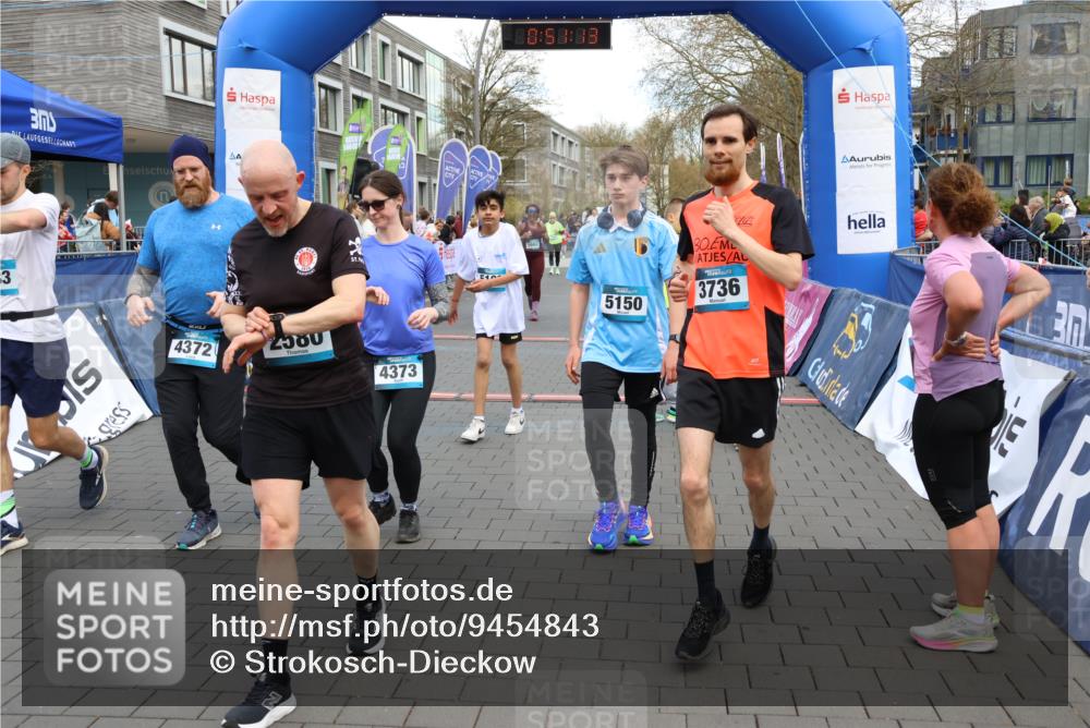 12.04.2026 - 45. Internationalen Wilhelmsburger Insellauf Strokosch-Dieckow http://msf.ph/oto/9454843 12.04.2026 13:04:13 Ziel 5668, 5198, 4372, 3737, 3736, 4373, 3883, 5662, 5252, 4032 meine-sportfotos.de