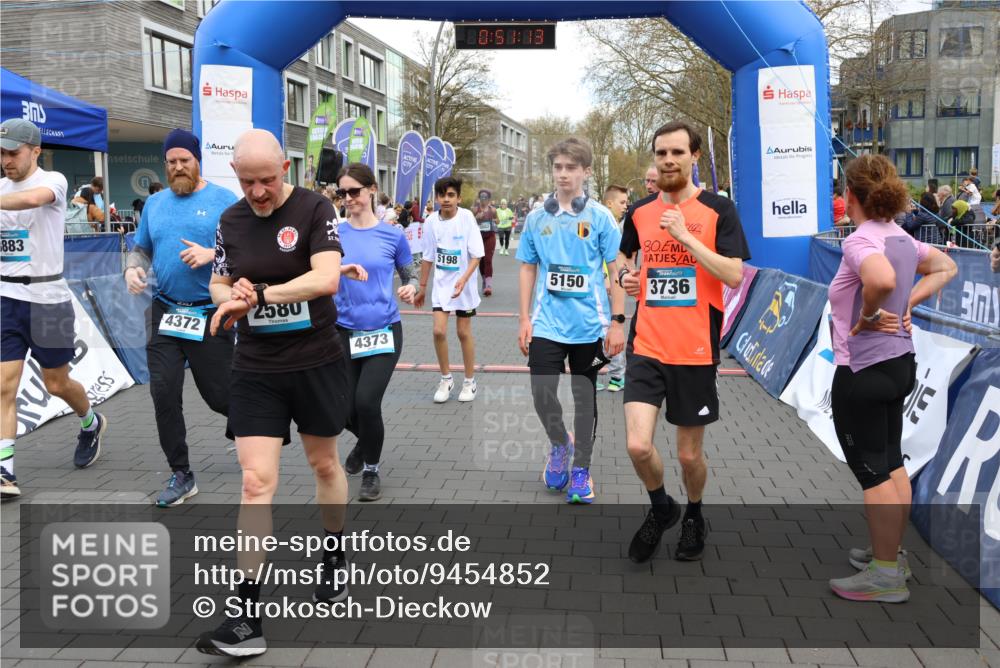 12.04.2026 - 45. Internationalen Wilhelmsburger Insellauf Strokosch-Dieckow http://msf.ph/oto/9454852 12.04.2026 13:04:13 Ziel 5668, 5198, 4372, 3737, 3736, 4373, 3883, 5662, 5252, 4032 meine-sportfotos.de