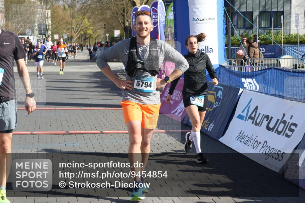 12.04.2026 - 45. Internationalen Wilhelmsburger Insellauf Strokosch-Dieckow http://msf.ph/oto/9454854 12.04.2026 10:43:22 Ziel 5751, 5794, 3779, 5840 meine-sportfotos.de