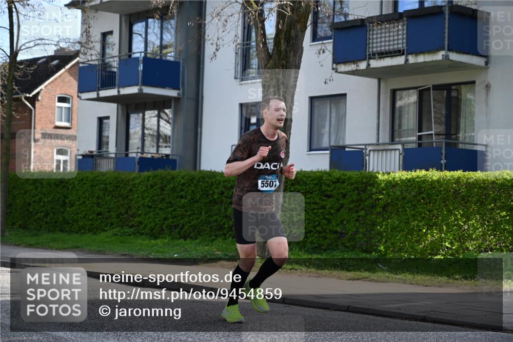 12.04.2026 - 45. Internationalen Wilhelmsburger Insellauf J. Mangold http://msf.ph/oto/9454859 12.04.2026 10:22:26 Ziel 3053, 4694, 5507, 5561, 3963, 5271, 5271, 4384, 4291, 2383 meine-sportfotos.de