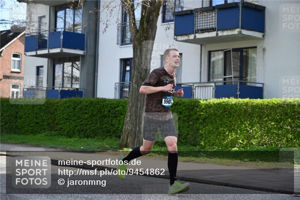 12.04.2026 - 45. Internationalen Wilhelmsburger Insellauf J. Mangold http://msf.ph/oto/9454862 12.04.2026 10:22:26 Ziel 3053, 4694, 5507, 5561, 3963, 5271, 5271, 4384, 4291, 2383 meine-sportfotos.de
